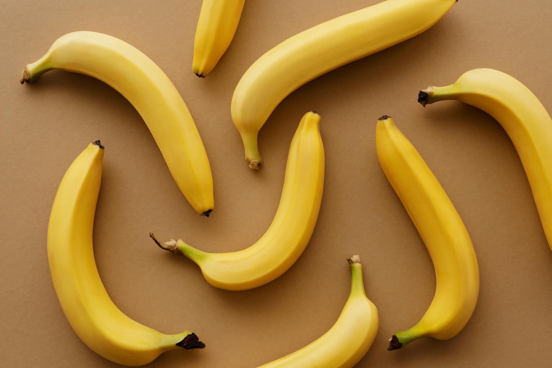 Gelbe Bananenfrüchte Auf Brauner Oberfläche