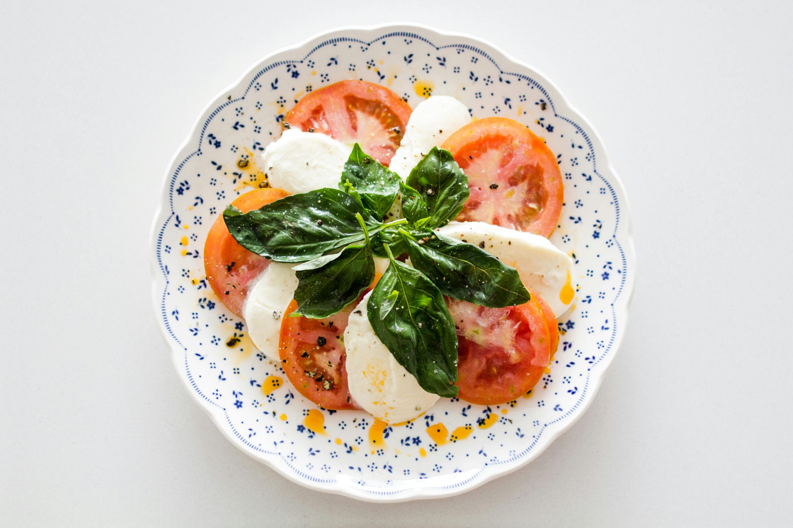 Gemüsesalat Auf Weißem Und Blauem Rundem Blumenteller