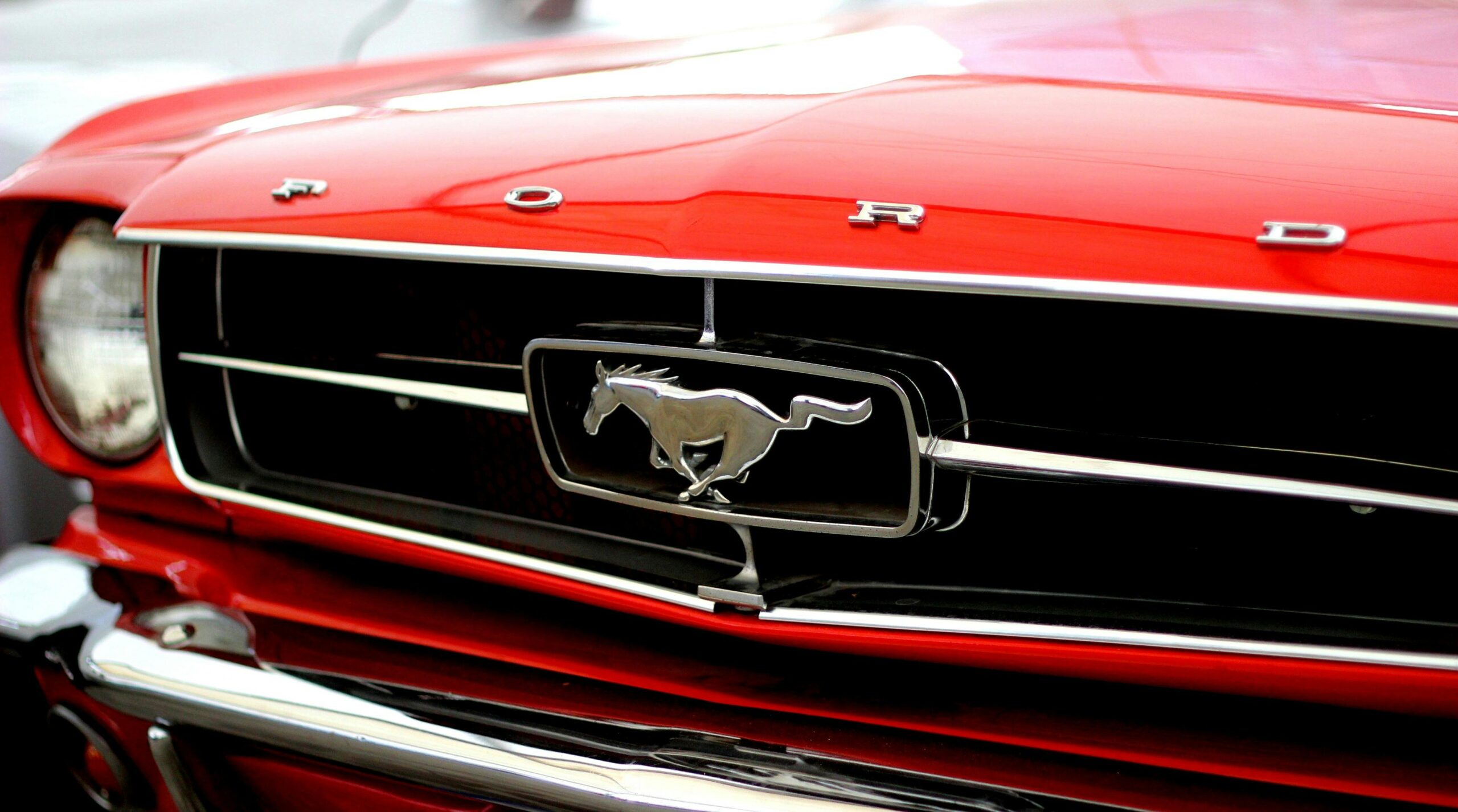 Roter Ford Mustang