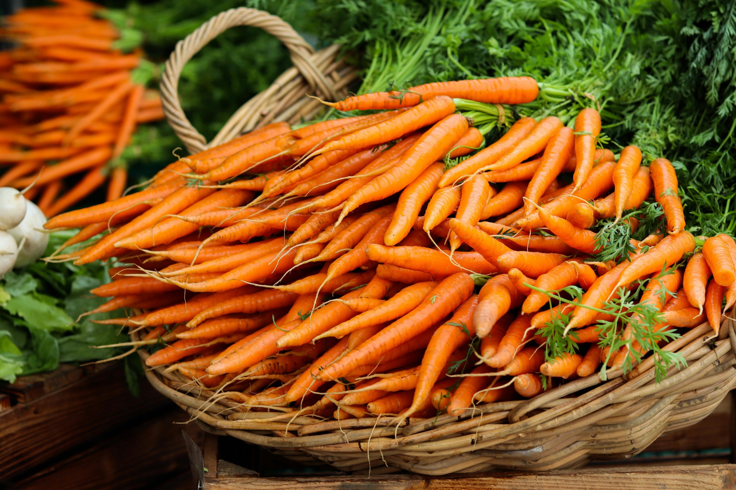 Orange Karotten Auf Braunem Geflochtenem Korb