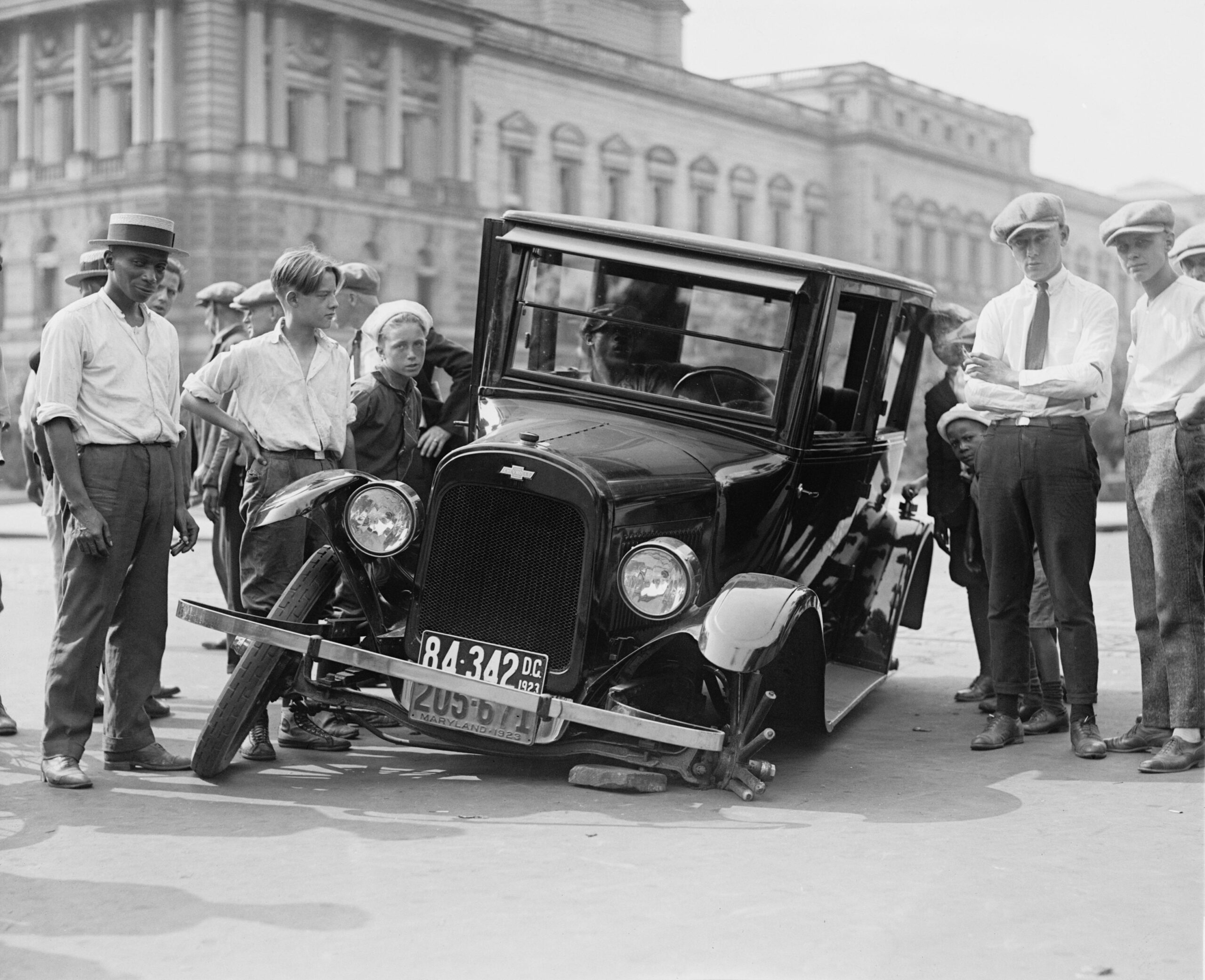 Graustufenfoto Von Personen, Die In Der NÃ¤he Des ZerstÃ¶rten Oldtimers Stehen