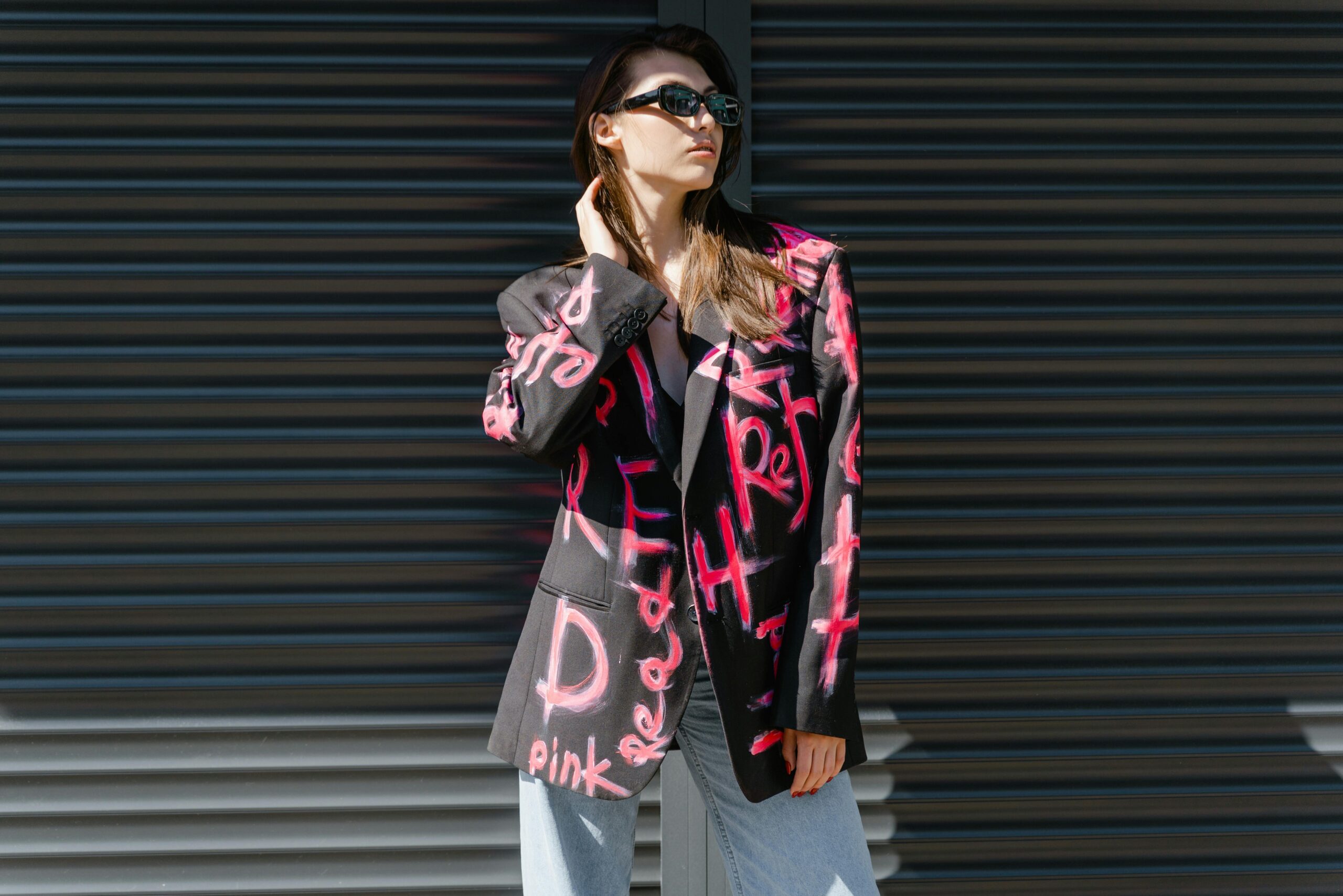 Kostenloses Stock Foto zu @draussen, ausdrucksstarke mode, blazer mit graffiti-print